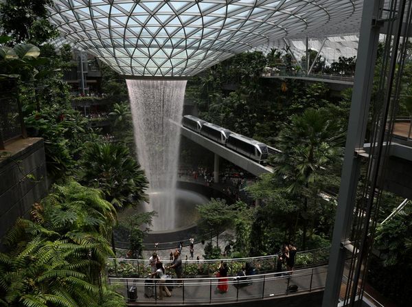 Terpesona Air Terjun di Bandara Jewel Changi Singapura