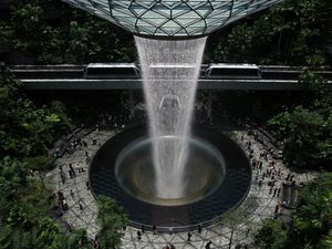 Terlalu Aman, Turis Wanita Berjalan Kaki 2 Jam ke Bandara Changi Tengah Malam