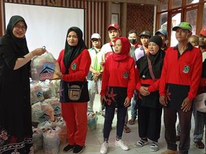 Semringahnya Petugas Kebersihan di Banyuwangi Terima Parsel dari PT BSI