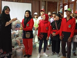 Semringahnya Petugas Kebersihan di Banyuwangi Terima Parsel dari PT BSI