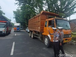 Nekat Melintas di Kendal Saat Angkutan Lebaran, Truk Galian C Disetop