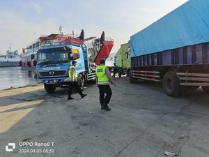 Pembatasan Dimulai, Puluhan Truk Parkir di Kantor UPPKB Cekik