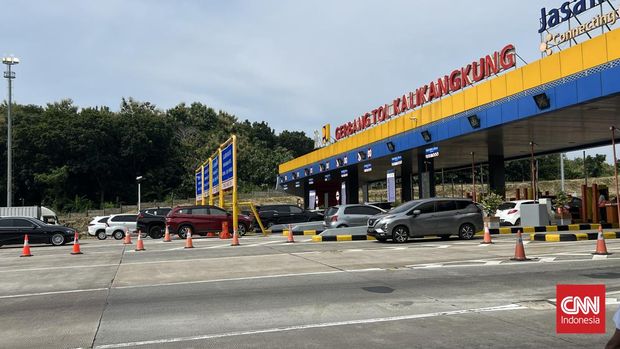 Jumlah kendaraan pemudik menuju Gerbang Tol Kalikangkung Semarang belum terlihat menggeliat karena masih dibawah 2000 kendaraan per jam nya.