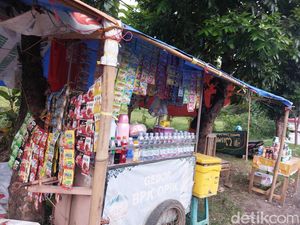 Pemudik Datang Jadi Ladang Cuan Buat Dedi Pemilik Warung Dadakan