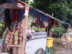 Pemudik Datang Jadi Ladang Cuan Buat Dedi Pemilik Warung Dadakan
