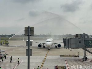 Water Salute Sambut Penerbangan Perdana di Bandara Dhoho Kediri Water Salute Sambut Penerbangan Perdana di Bandara Dhoho Kediri