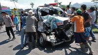 Ambulans dan Bus Santoso Adu Banteng di Temanggung