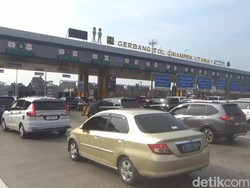 Antrean Kendaraan Masih Terjadi di GT Cikatama