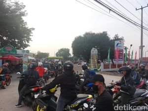 Padat! Antrean Pemudik di SPBU Mengular Sampai Jalur Pantura Cirebon