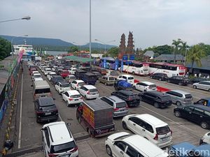Kendaraan Mengular Menuju Pelabuhan Gilimanuk, Pemudik Terjebak 11 Jam Kendaraan Mengular Menuju Pelabuhan Gilimanuk, Pemudik Terjebak 11 Jam