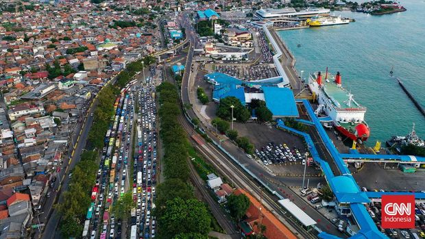 Sejumlah kendaraan calon pemudik menunggu antrean di Pelabuhan Merak, Cilegon, Banten, Sabtu  (6/4/2024). Kemacetan panjang menuju Pelabuhan Merak masih terus terjadi, sejak Sabtu malam, 06 April 2024. CNN Indonesia/Adi Maulana Ibrahim