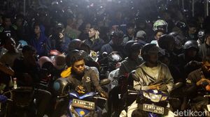 Antrean Ribuan Pemudik Motor di Pelabuhan Ciwandan