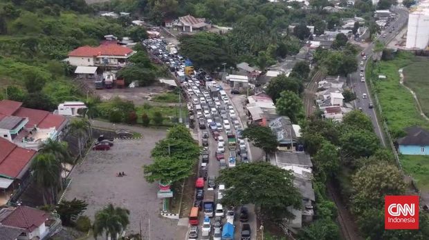 Antrean tol sebelum masuk Pelabuhan Merak, Cilegon, Banten, Sabtu (6/3).