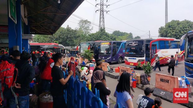 Calon penumpang di Terminal Kampung Rambutan, Jakarta, Sabtu (6/4/2024).