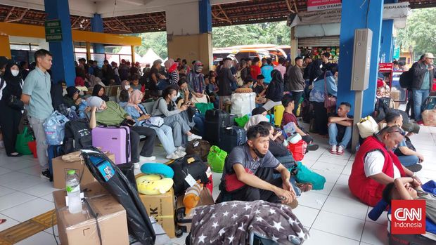 Calon penumpang di Terminal Kampung Rambutan, Jakarta, Sabtu (6/4/2024).