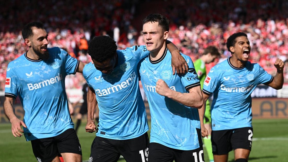 Bayer Leverkusen berjarak satu kemenangan dari gelar juara Bundesliga (REUTERS/Annegret Hilse)