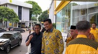 Hadiri Pengarahan Bacalon Kepala Daerah di DPP Golkar, Bobby Berbatik Kuning
