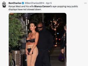 Gaya Kontroversial Bianca Censori, Hanya Pakai Bra & Celana Renda Transparan