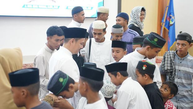 Bupati Koltim Bukber dengan Masyarakat, Beri Santunan ke Anak Yatim