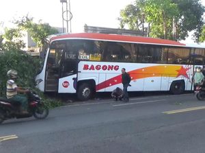2 Bus Bagong Saling Kejar-kejaran Tabrak Pengendara Motor di Tulungagung 2 Bus Bagong Saling Kejar-kejaran Tabrak Pengendara Motor di Tulungagung