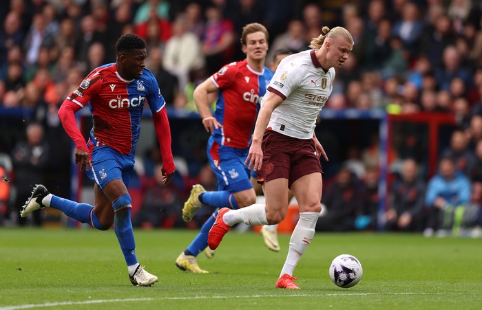 LONDON, ENGLAND - APRIL 06: Erling Haaland of Manchester City runs with the ball under pressure from Jefferson Lerma of Crystal Palace during the Premier League match between Crystal Palace and Manchester City at Selhurst Park on April 06, 2024 in London, England. (Photo by Richard Pelham/Getty Images) (Photo by Richard Pelham/Getty Images)