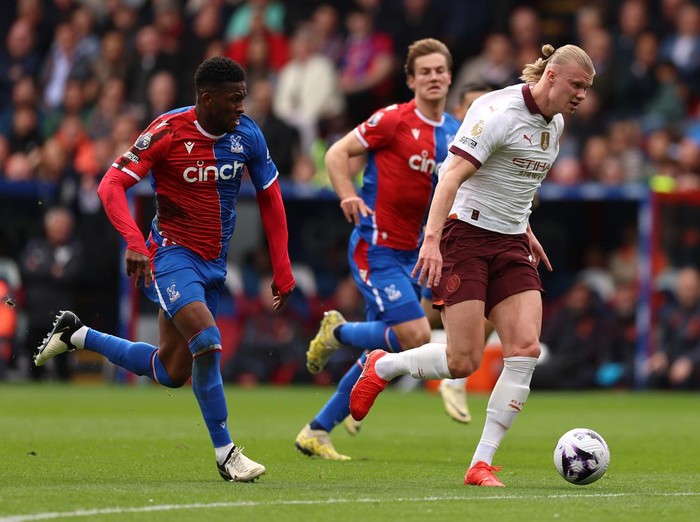 LONDON, ENGLAND - APRIL 06: Erling Haaland of Manchester City runs with the ball under pressure from Jefferson Lerma of Crystal Palace during the Premier League match between Crystal Palace and Manchester City at Selhurst Park on April 06, 2024 in London, England. (Photo by Richard Pelham/Getty Images) (Photo by Richard Pelham/Getty Images)