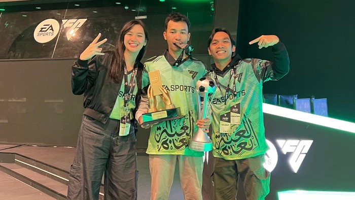 Pemain esports Indonesia Rizki Iman Nursaftadi atau yang akrab disapa sebagai Enzie, membawa pulang gelar sebagai runner-up dan Best Mobile Player dalam kompetisi gim sepak bola virtual EA Sports FC Mobile Ramadan Tournament, di Saudi Esports Federation Arena, Riyadh, Arab Saudi, akhir Maret.