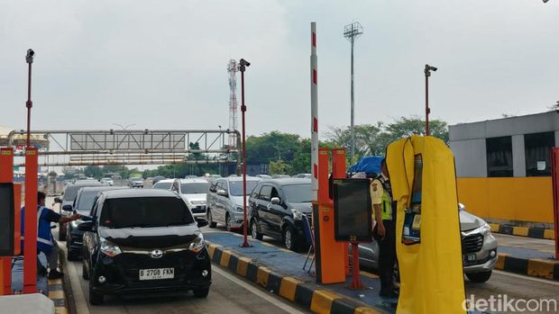 Gerbang Tol Cikampek Utama (Cikatama) lancar pada H-4 lebaran kali ini. Foto: Fadil/detikcom