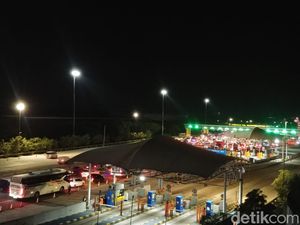 Pukul 22.30 WIB, Antrean Kendaraan Mulai Mengular di GT Cikampek Utama Pukul 22.30 WIB, Antrean Kendaraan Mulai Mengular di GT Cikampek Utama