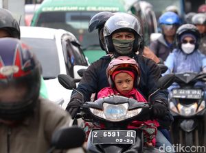 Potret Pemudik Bermotor Mudik ke Arah Timur Bandung