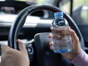 Pentingnya Minum Air Mineral agar Mudik Lancar