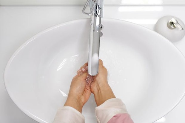 Ilustrasi air untuk cuci muka/Foto: Pexels/Edward Jenner