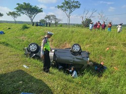 Innova Terguling di Tol Ngawi Diduga Sopir Ngantuk, Satu Orang Tewas