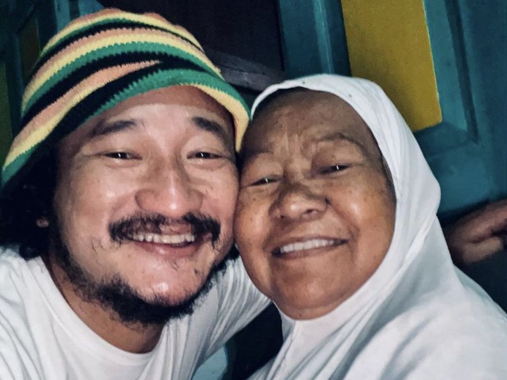 Pengorbanan Isa Bajaj Tinggalkan Jakarta demi Rawat Ibu