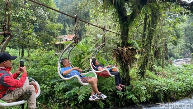 Iyan warga Tangerang saat menjajal Keranjang Sultan di Situ Gunung Sukabumi