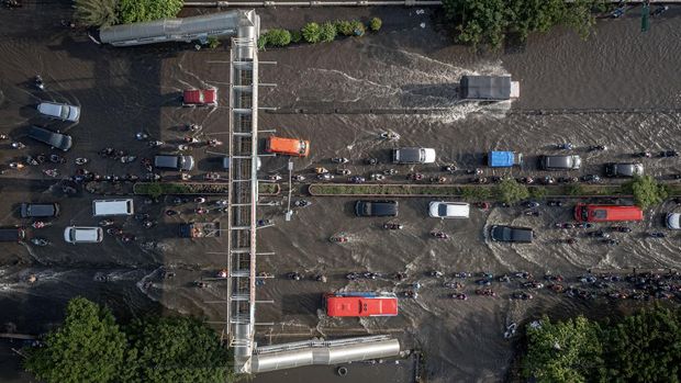 Foto udara kendaraan bermotor terjebak kemacetan karena banjir  menggenangi jalur utama pantura Semarang-Surabaya di Jalan Kaligawe Raya, Kota Semarang, Jawa Tengah, Sabtu (6/4/2024). Pada H-4 Lebaran atau Sabtu (6/4), jalan utama pemudik yang melalui jalur tersebut dari barat atau wilayah Jawa barat dan DKI Jakarta menuju ke arah timur atau wilayah Demak, Pati, Kudus, Jepara hingga Surabaya maupun sebaliknya tergenang banjir setinggi sekitar 10-30 cm karena intensitas hujan tinggi pada Jumat (5/4) malam sehingga menyebabkan ketersendatan arus lalu lintas. ANTARA FOTO/Aji Styawan