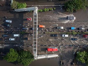 Banjir Rendam Jalur Pantura Semarang-Surabaya Banjir Rendam Jalur Pantura Semarang-Surabaya