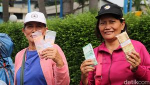 Jasa Penukaran Uang Lebaran Marak di Pinggir Jalan