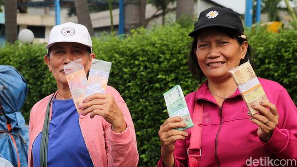 Jasa Penukaran Uang Lebaran Marak di Pinggir Jalan