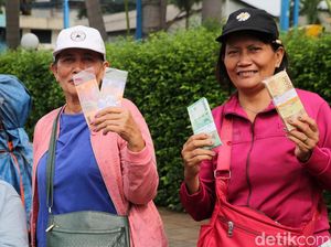 Jasa Penukaran Uang Lebaran Marak di Pinggir Jalan