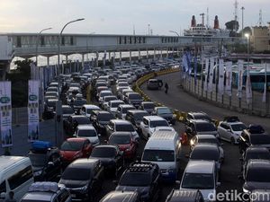 Tiket Kendaraan Nyeberang via Feri Merak-Bakauheni Sudah Habis H-2 Lebaran