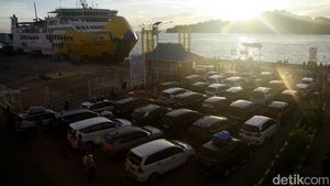Kala Senja Jadi Saksi Bisu Kepadatan Pemudik di Merak