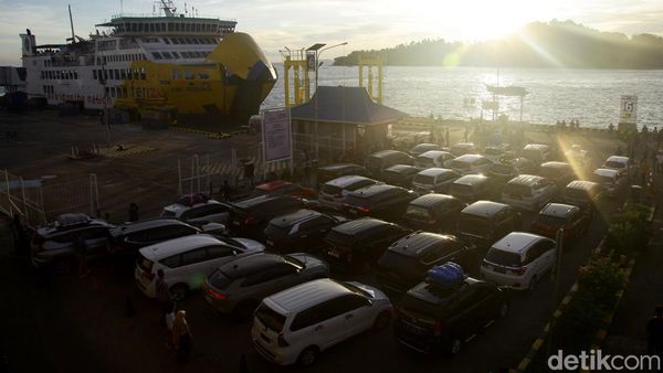 Kala Senja Jadi Saksi Bisu Kepadatan Pemudik di Merak