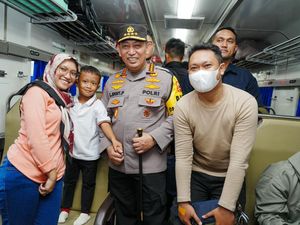 Momen Kapolri Berbincang dengan Pemudik Saat Tinjau Stasiun Pasar Senen