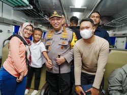 Momen Kapolri Berbincang dengan Pemudik Saat Tinjau Stasiun Pasar Senen