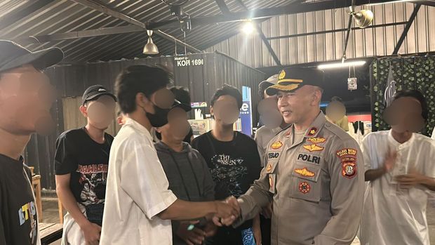 Kapolsek Pesanggrahan Kompol Tedjo Asmoro mengimbau ratusan pelajar yang buka bersama di Bintaro agar tak konvoi