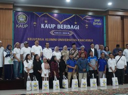 Keluarga Alumni UP Bagikan Sembako-THR buat Pekerja di Lingkungan Kampus