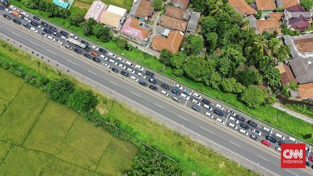 Sejumlah kendaraan pemudik terjebak kemacetan saat melalui Gerbang Tol Merak di Cilegon, Banten, Sabtu (6/4/2024). Kemacetan sepanjang tujuh kilometer yang terjadi di ruas Gerbang Tol Merak yang akan menuju pelabuhan tersebut diakibatkan tingginya volume kendaraan pemudik sehingga kepolisian harus melakukan pengalihan arus lalu lintas untuk mencegah penumpukan kendaraan. (CNN Indonesia/Adi Maulana Ibrahim)