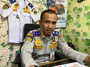 Sopir Bus Angkutan Mudik di Terminal Lebak Bulus Dites Urine Sopir Bus Angkutan Mudik di Terminal Lebak Bulus Dites Urine