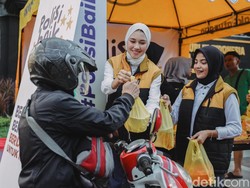 Saat Komunitas Polisi Baik di Surabaya Berbagi 1001 Takjil ke Pengguna Jalan